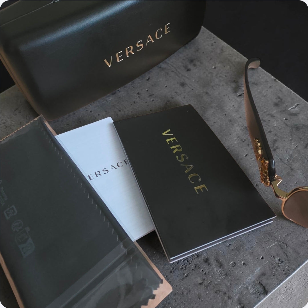 Herren & Damen Sonnenbrillen ,,VERSACE" Original!  Brillengläser Farbe in Schwarz. Rahmengläser in Gold.
