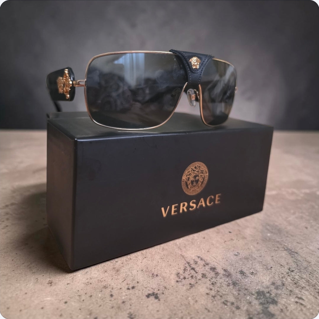 Herren & Damen Sonnenbrillen ,,VERSACE" Original!  Brillengläser Farbe in Schwarz. Rahmengläser in Gold.